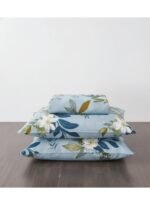 3-Piece King Size Flat Bed Sheet Set - 150 GSM Soft Microfiber Bedding with Light Blue Botanical Lily Print, Includes 1 Flat Sheet (270x250 CM) & 2 Pillowcases (50x75 CM) - Image 5